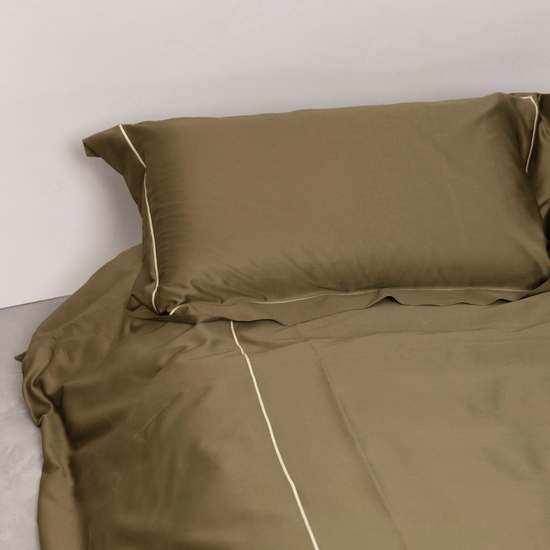 Completo copripiumino di raso di cotone di colore verde con bordi bianchi